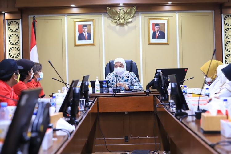 Menteri Ketenagakerjaan Ida Fauziyah menerima audiensi Pengurus Pusat Konfederasi Kongres Aliansi Serikat Buruh Indonesia (KASBI) di Gedung Kementerian Ketenagakerjaan Jakarta, Rabu (23/2/2022). 