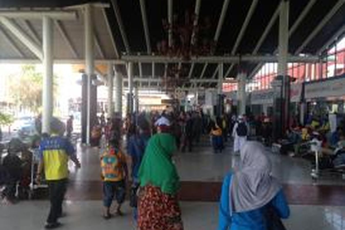 Kondisi di Terminal 1 Bandara Soekarno-Hatta, Tangerang, Senin (28/12/2015), tepat tiga hari setelah Hari Raya Natal, 25 Desember 2015 kemarin, masih ramai penumpang yang datang maupun yang berangkat. 





