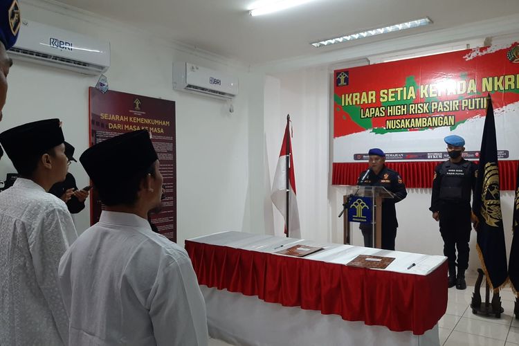 Dua napi kasus terorisme mengucap ikrar setia NKRI di Lapas) II A Pasir Putih, Pulau Nusakambangan, Cilacap, Jawa Tengah, Rabu (21/6/2023).