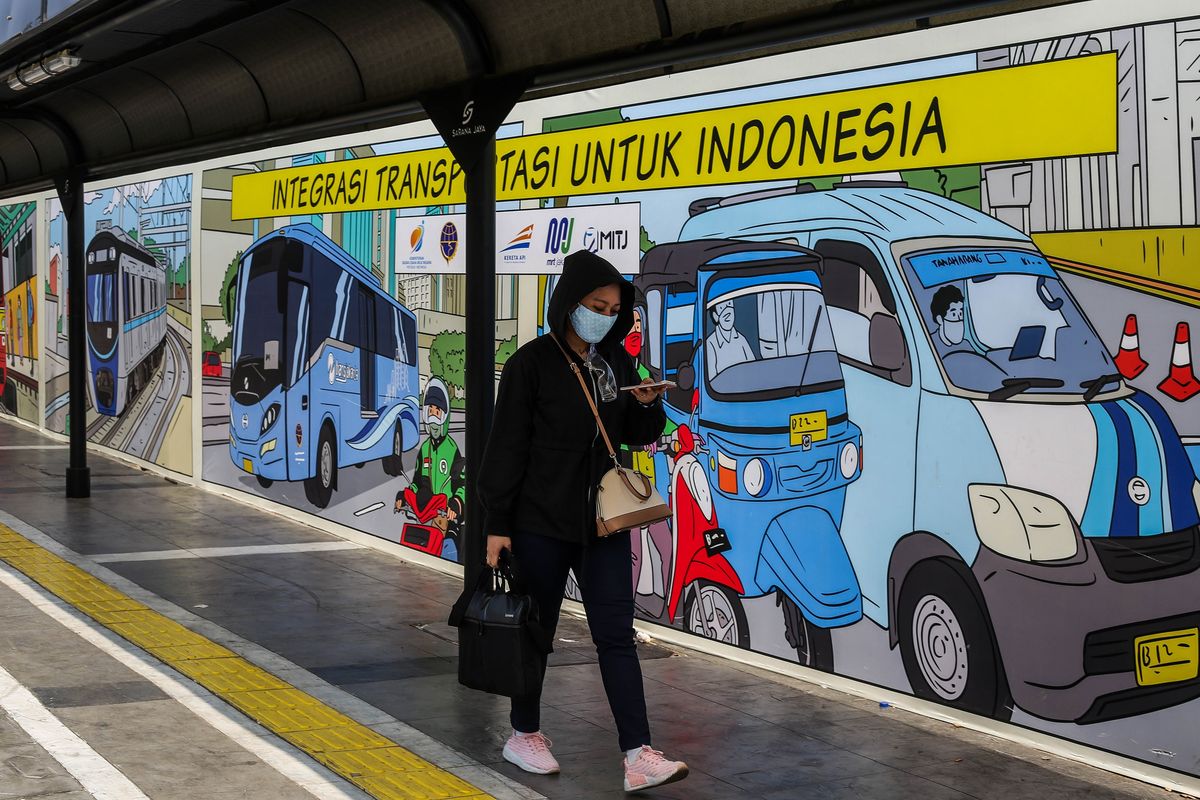 Penumpang kereta yang keluar dari Stasiun Tanah Abang di Jakarta Pusat, Senin (6/7/2020). Provinsi DKI Jakarta memperpanjang pembatasan sosial berskala besar atau PSBB masa transisi untuk 14 hari terhitung mulai Jumat (3/7/2020).