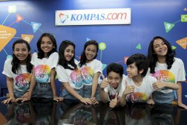 Anak-anak  Di Atas Rata Rata (DARR) 2 berkunjung ke kantor Redaksi Kompas.com, Jakarta, Kamis (1/10/2015). Pemusik Erwin Gutawa dan penyanyi Gita Gutawa menjadi produser untuk album kompilasi mereka, Di Atas Rata Rata (DARR) 2.