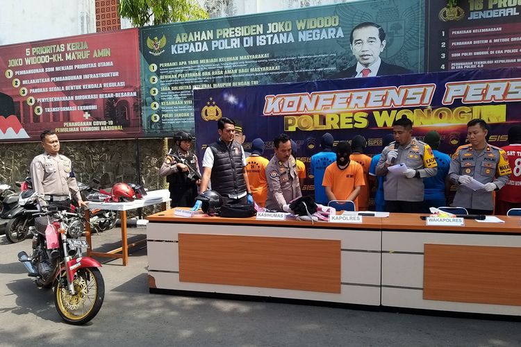 Kapolres Wonogiri, AKBP Andi M Indra Waspada Amirullah menunjukkan barang bukti sepeda motor Honda CB yang dikemudikan tersangka DPP saat menabrak seorang pejalan kaki bernama nenek Panikem (65) di ruas jalan Eromoko-Pracimantoro di Mapolres Wonogiri, Jumat (17/11/2023). 