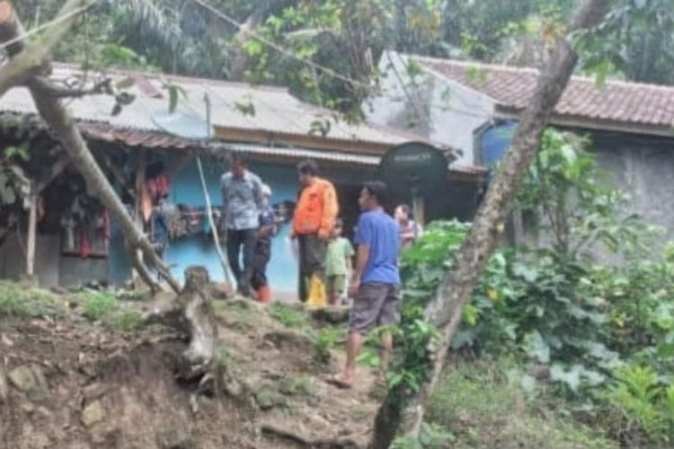 Petugas BPBD Cianjur, Jawa Barat saat melakukan pendataan terkait rumah di Kecamatan Cidaku, yang harus direlokasi karena terletak di jalur longsor disertai pergerakan tanah. 