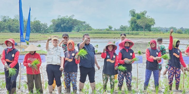Direktur Jenderal perkebunan (Dirjenbun) Andi Nur Alam Syah melakukan Kegiatan Pompanisasi, Olah Tanah, dan Tanam Padi sebagai bagian dari upaya khusus Perluasan Areal Tanam (PAT) untuk meningkatkan Produksi Padi Nasional di Nganjuk, Jawa Timur (Jatim), Rabu (24/4/2024).