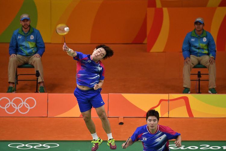 Kim Gi Jung dan Kim Sa Rang dari Korea Selatan pada pertandingan bulu tangkis perempat final ganda putra di stadion Riocentro di Rio de Janeiro pada 15 Agustus 2016, di Olimpiade Rio 2016.