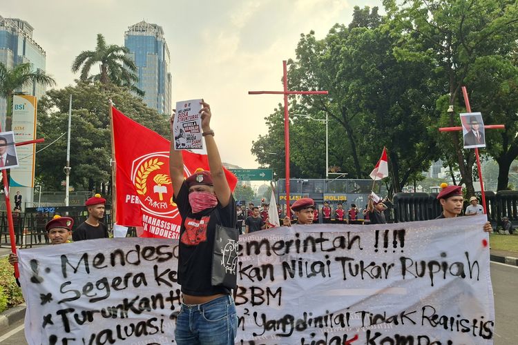 Mahasiswa Demo di Monas Bawa Tiga Salib Merah, Soroti Harga BBM dan Nilai Tukar Rupiah