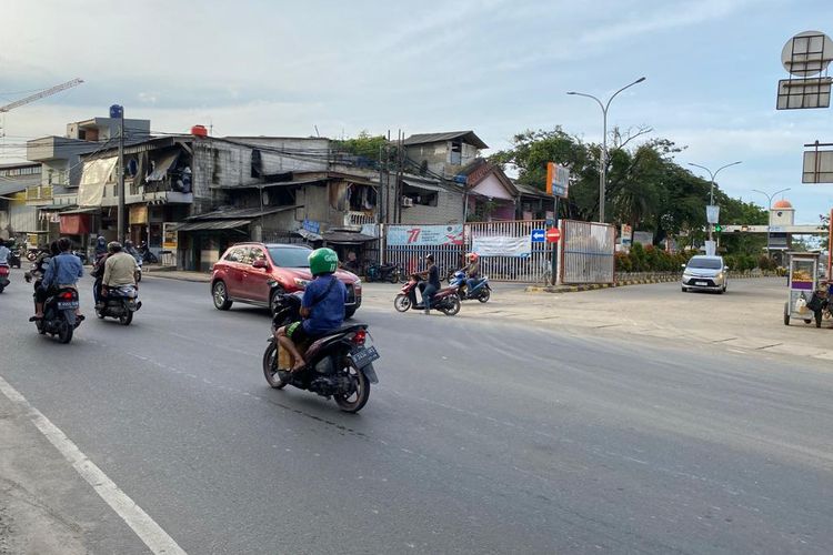 Jalan Lodan Raya, Jakarta Utara di depan Pelabuhan Sunda Kelapa kerap menyebabkan pengendara sepeda motor terjatuh. Bahkan beberapa di antaranya terlindas truk hingga meninggal dunia. 