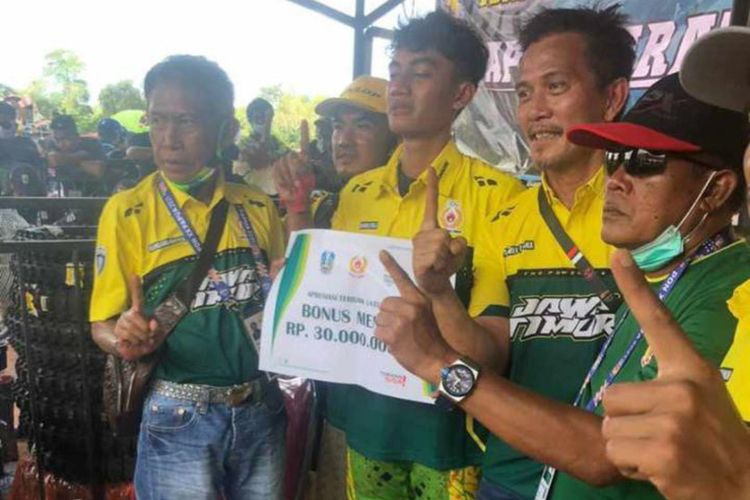 Ananda Rigi Aditya (tengah), berhasil mempersembahkan satu medali emas bagi kontingen Jawa Timur di PON XX Papua melalui cabor motocross.