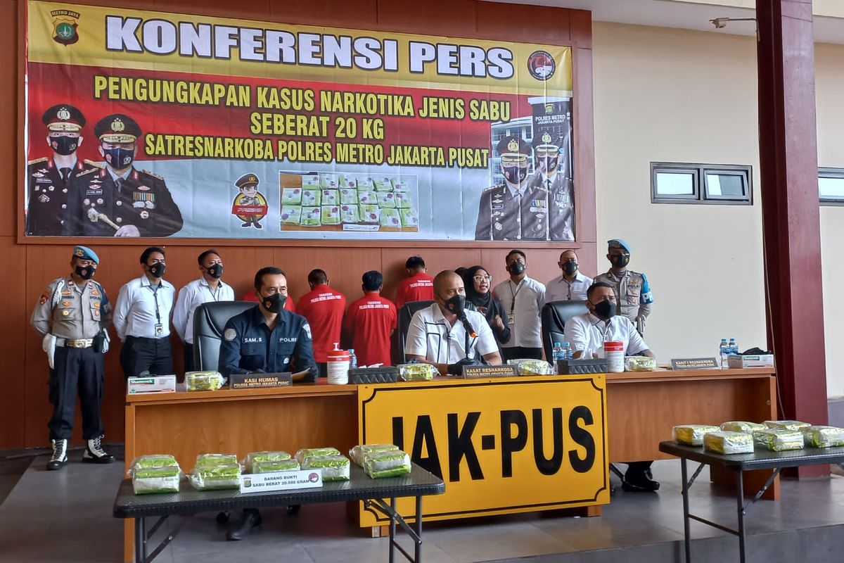 Satresnarkoba Polres Metro Jakpus berhasil tangkap 5 tersangka kurir narkoba di Sumatera Selatan, sebanyak 20,9 kilogram berhasil diamankan oleh kepolisian. 