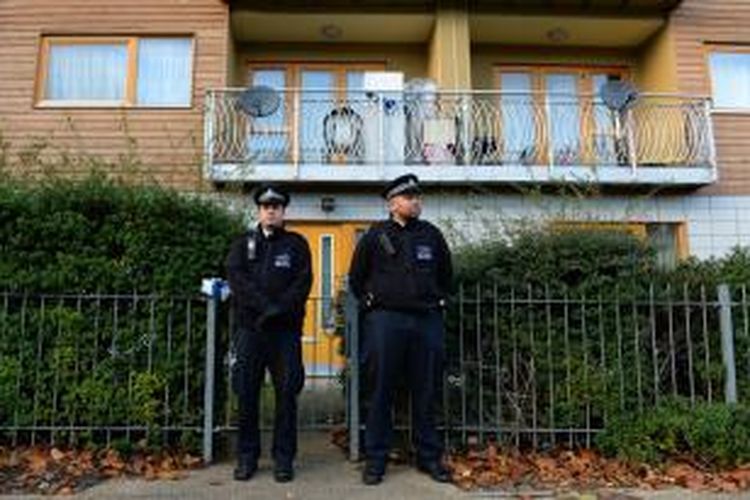 Polisi Inggris berjaga di depan sebuah kompleks apartemen, di tengah upaya mengumpulkan informasi terkait kasus penyekapan tiga orang perempuan selama 30 tahun di sebuah rumah di London.