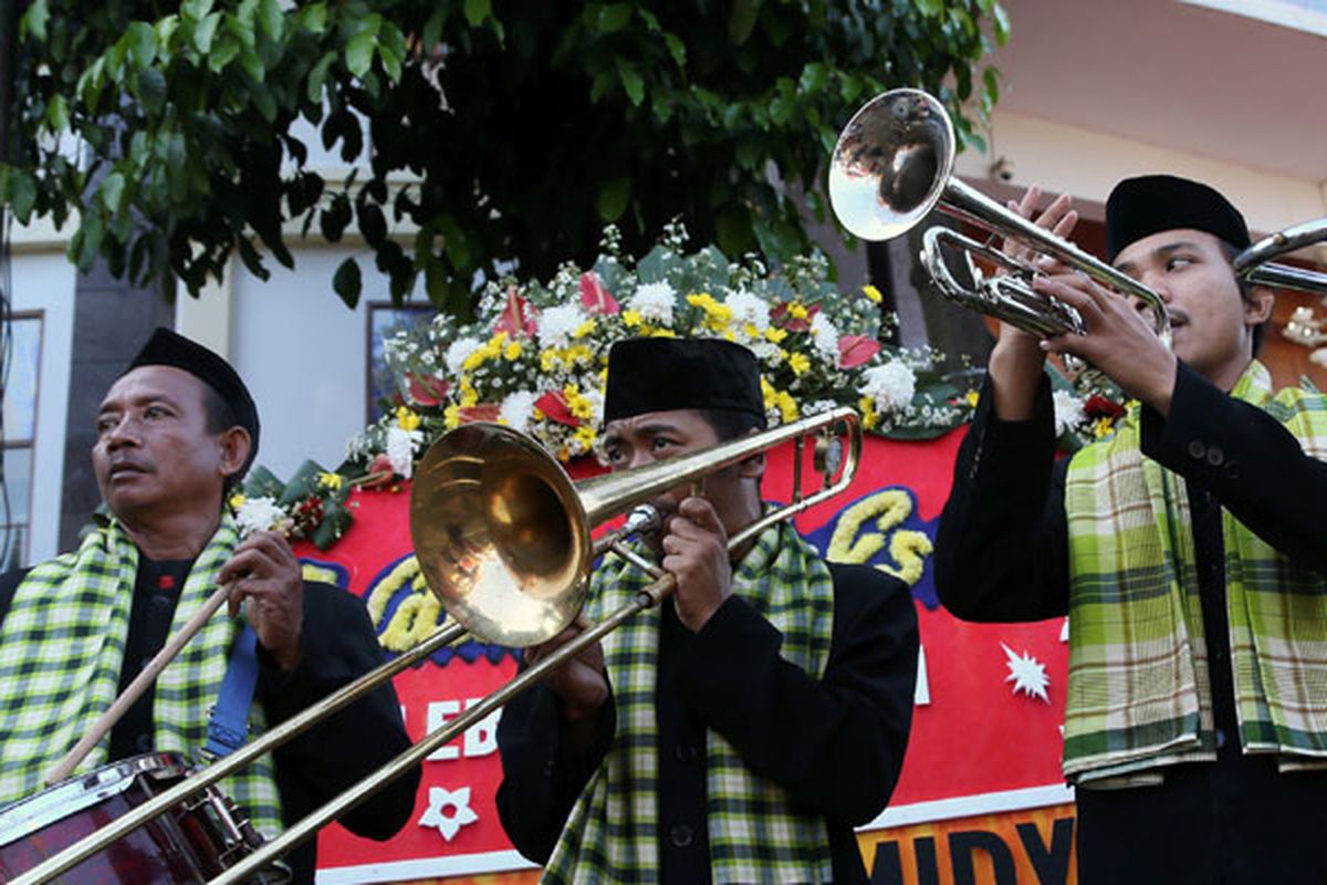 Kesenian Tajidor ikut menyambut kedatangan Presiden Joko Widodo dan nyonya Iriana di lokasi acara Lebaran Betawi Ke-10 di Setu Babakan, Jakarta Selatan, Minggu (30/7/2017). Dalam kesempatan itu Presiden meminta agar Budaya Betawi terus dikembangkan.