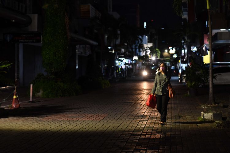 Seorang warga melintas di pertokoan Pasar Baru yang telah tutup di Jakarta, Rabu (9/2/2022). Data Pemprov DKI Jakarta menyebutkan persentase kasus positif COVID-19 atau positivity rate di Jakarta dalam sepekan terakhir mencapai 22,6 persen atau jauh di atas standar WHO sebesar lima persen.