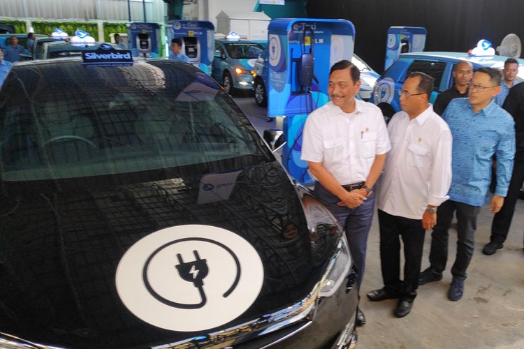 Armada taksi Bluebird bertenaga listrik BYD e6 dan Tesla model X 75D