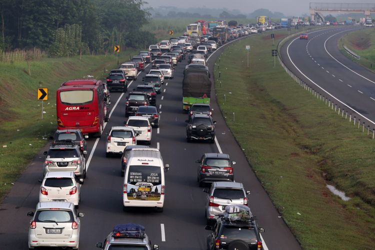 Kepadatan arus balik kendaraan mudik lebaran terlihat di Tol Cipularang-Palimanan menuju Jakarta, Jumat (30/6/2017). Kepadatan volume kendaraan terlihat di ruas jalan tol km 86 hingga km 138. KOMPAS IMAGES/KRISTIANTO PURNOMO