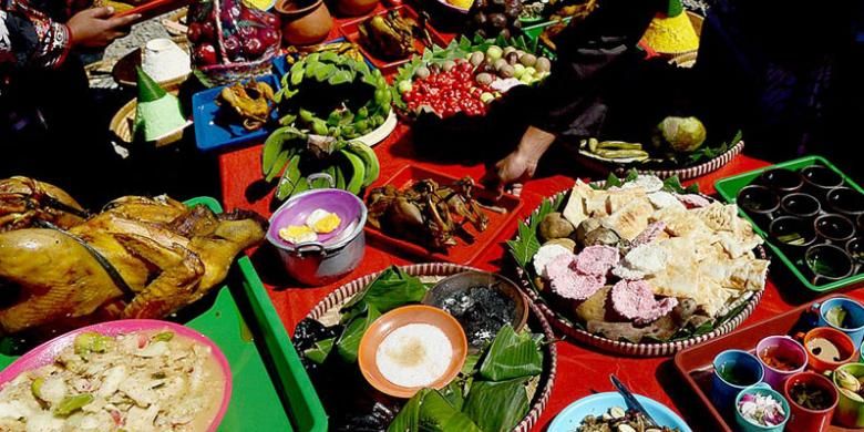 Menyiapkan sesaji dalam prosesi pemotongan rambut gimbal di Pegunungan Dieng, Banjarnegara, Jawa Tengah.