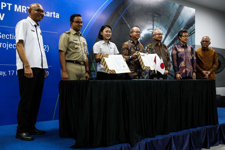 Direktur Utama PT MRT Jakarta William P Sabandar, Gubernur Provinsi DKI Jakarta Anies Rasyid Baswedan, Direktur Konstruksi PT MRT Jakarta Silvia Halim, Representative Shimizu-Adhi Joint Venture Yutaka Okumura, Duta Besar Jepang untuk Republik Indonesia Masafumi Ishii, JICA Chief Representative untuk Republik Indonesia Yamanaka Shinichi, dan Direktur Utama PT Adhi Karya (Persero) Tbk Budi Harto saat penandatangananan Paket Kontrak antara PT MRT Jakarta (Perseroda) dan Shimizu-Adhi Karya JV (SAJV) untuk Fase 2 CP 201 di Stasiun MRT Bundaran HI, Senin (17/2/2020). PT Moda Raya Terpadu (MRT) Jakarta akan mulai membangun stasiun MRT fase II A CP-201 pada Maret 2020, Fase ini terdiri dari Stasiun Thamrin dan Stasiun Monas dengan panjang 2,8 kilometer yang keseluruhannya berada di bawah tanah.