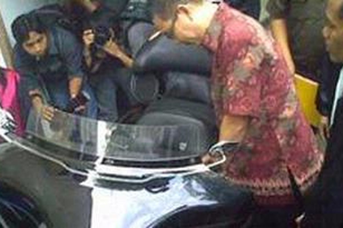 Kompol Arafat (tengah) bersama majelis hakim saat melihat barang bukti motor Harley Davidson di Pengadilan Negeri Jakarta Selatan, Rabu (28/7/2010).