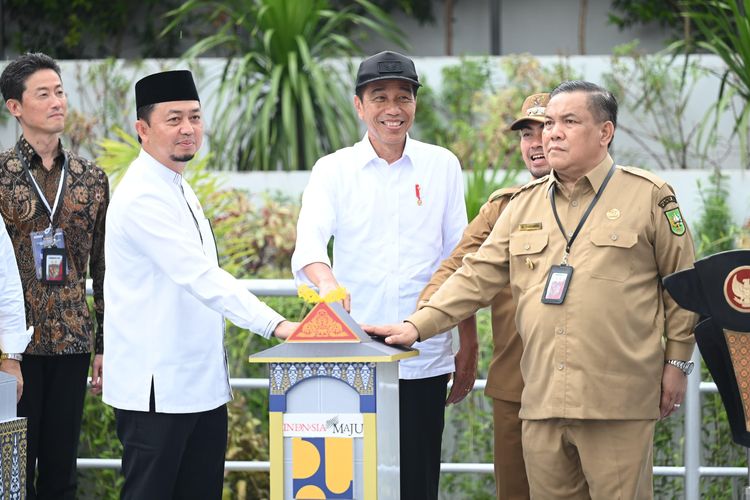 Presiden Jokowi meresmikan SPAL-DT Bambu Kuning, di Kota Pekanbaru, Riau, Jumat (31/5/2024).