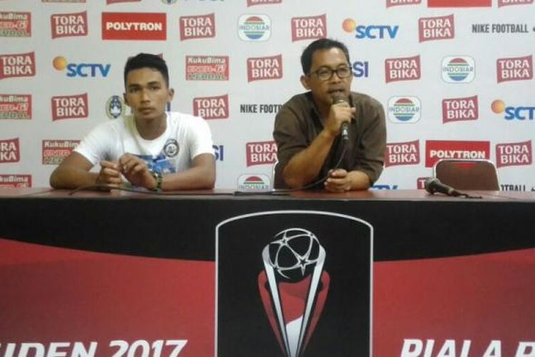 Pelatih Arema FC Aji Santoso saat konferensi pers usai pertandingan melawan Persija Jakarta dalam lanjutan pertandingan Piala Presiden di Stadion Kanjuruhan, Kabupaten Malang, Sabtu (11/2/2017)
