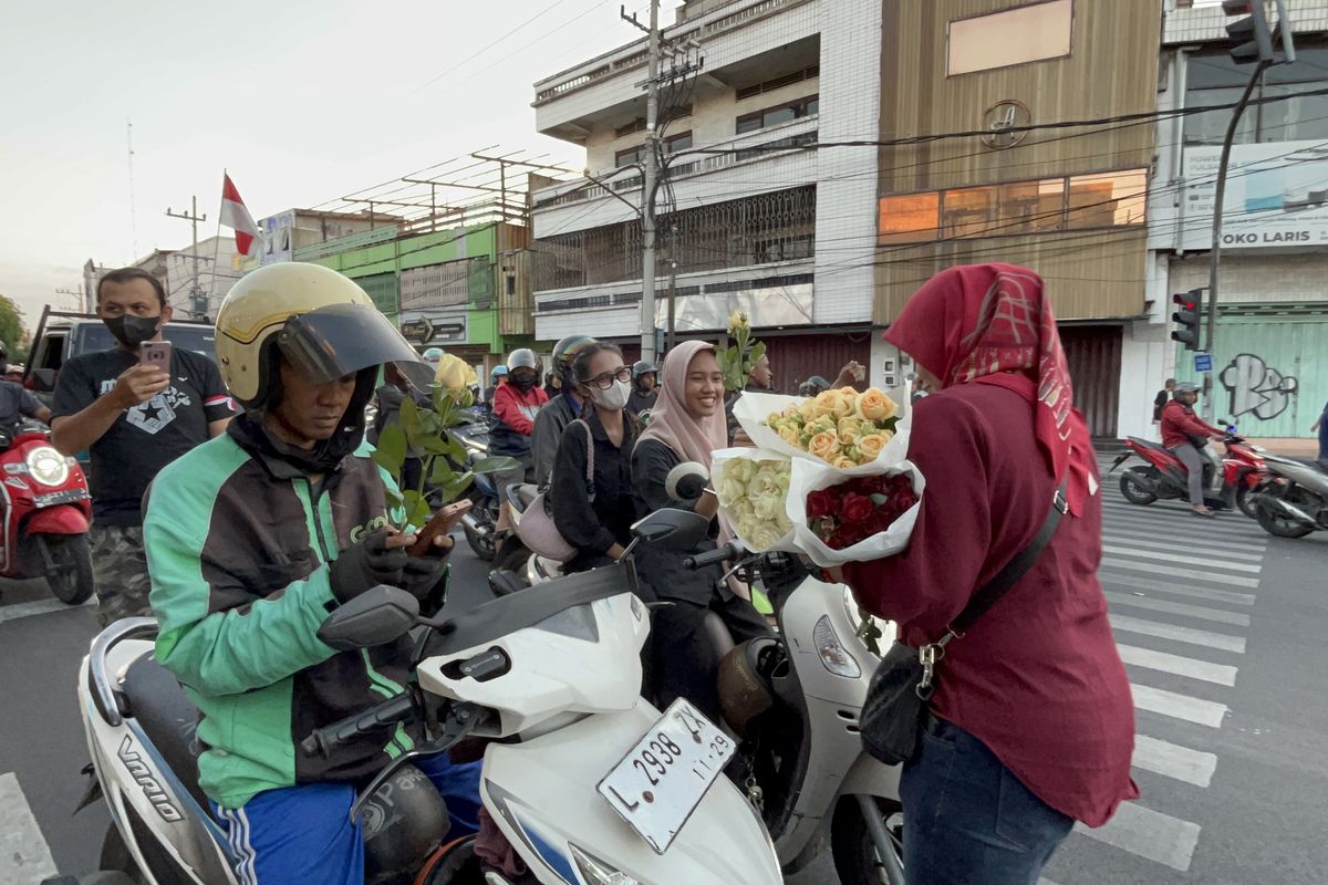 Susana komunitas Arek Suroboyo Bergerak (ASB) dan Pemuda Indonesia saat gelar aksi damai bagikan 1000 mawar di sekitar Tugu Pahlawan, Surabaya, pada Sabtu (30/8/2025).