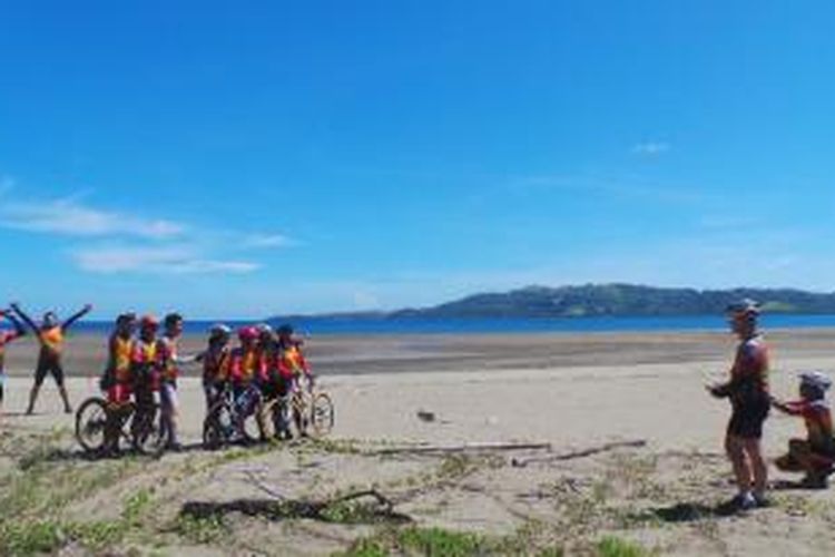 Beberapa peserta Kompas Jelajah Sepeda Manado-Makassar rehat di Pantai Dengi, Kecamatan Pinogaluman, Bolaang Mongondow Utara, Sulawesi Utara, Kamis (21/8/2014).