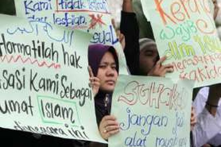Komunitas Muslim Malaysia menggelar protes mengecam kaum gay di Kuala Lumpur, 4 November 2011.