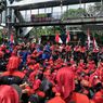 Terobos Penutup Jalan Medan Merdeka Barat, Massa Buruh Berupaya Dekati Gedung MK