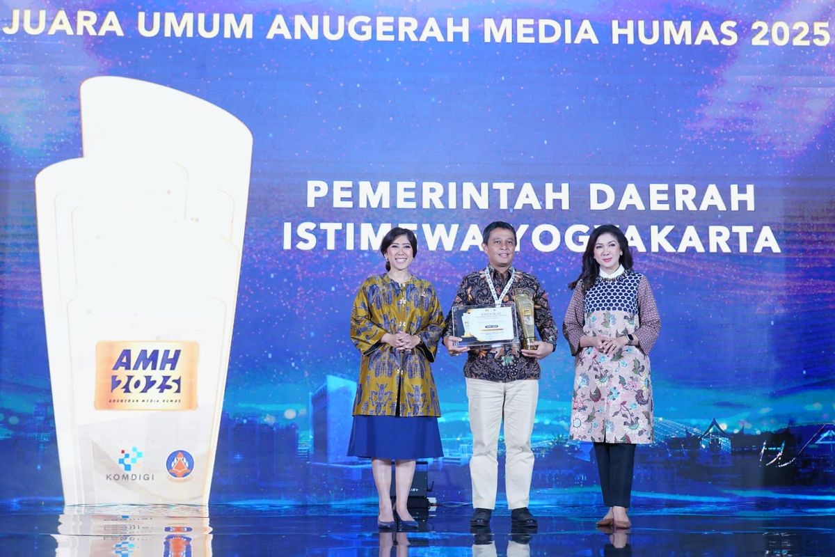 Menkomdigi Meutya Hafid dalam ajang Malam Anugerah Media Humas (AMH) 2025 yang digelar Kementerian Komunikasi dan Digital, Rabu (12/11/2025).