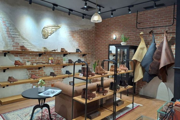 Tampilan flagship store Red Wing Heritage Jakarta yang mengusung interior hangat dengan dominasi bata dan kayu.