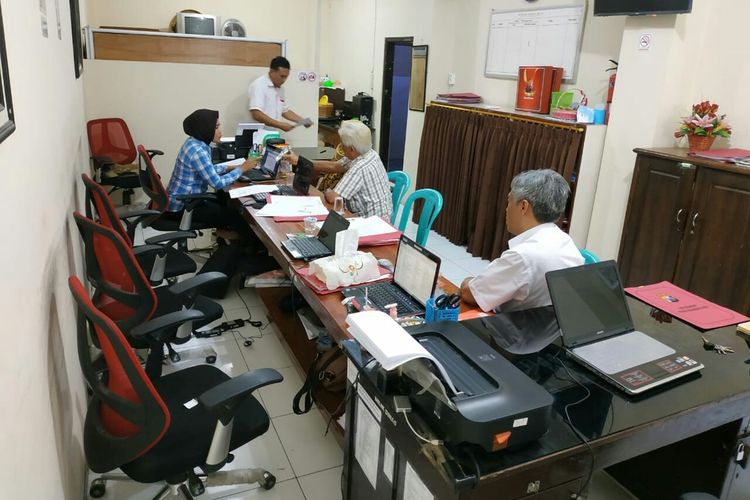 Proses pemeriksaan ARP, oknum dokter RSUD Wahidin Sudiro Husodo Kota Mojokerto Jawa Timur, di Mapolres Kota Mojokerto, Selasa (01/10/2019).