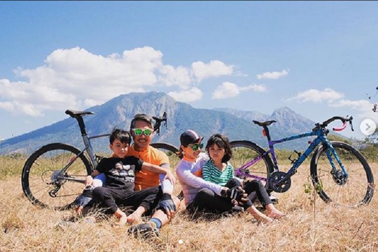 Nirina Zubir dan suaminya Ernest Syarif bersama kedua anaknya di Taman Nasional Baluran, Jawa Timur.