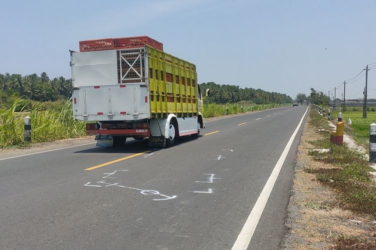 Lokasi motor dan truk menabrak seorang pejalan kaki yang sedang menyeberang di Jalan Daendels, Pedukuhan Siliran, Kalurahan Karangsewu, Kapanewon Galur, Kabuoten Kulon Progo, Daerah Istimewa Yogyakarta.