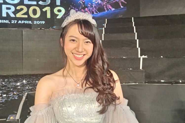 Shania Junianatha berpose seusai pergelaran Shania JKT48 Graduation Ceremony atau konser kelulusan di JKT48 di Balai Sarbini, Plaza Semanggi, Jakarta Pusat, Sabtu (27/4/2019).