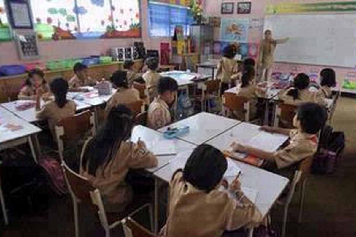 Suasana belajar mengajar di SDN 11 Kebun Jeruk, Jakarta Barat, yang termasuk salah satu contoh sekolah berstatus rintisan sekolah bertaraf internasional (RSBI), Kamis (10/3/2011). Untuk tiap kelas program RSBI hanya menampung 28 murid yang diasuh dua orang guru.  