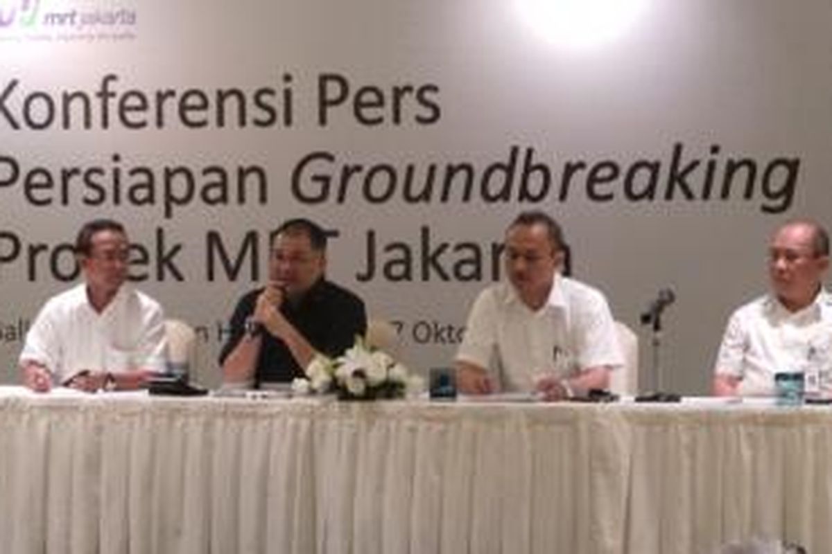 Para direksi PT MRT Jakarta saat sedang melaksanakan konferensi pers groundbreaking MRT, di Hotel Pullman Jakarta, Senin (7/10/2013). (Ki-ka) Direktur Keuangan PT MRT Jakarta, Tuhiyat, Direktur Utama Dono Boestami, Direktur Teknis M. Nasir, dan Direktur Konstruksi Albert Tara.