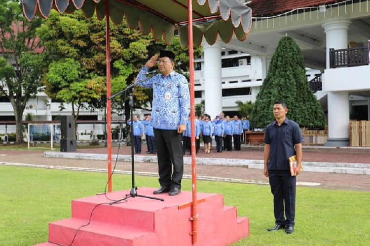 Sekretaris Provinsi Sulawesi Utara Edwin Silangen bertindak sebagai Inspektur Upacara pada apel bersama menyambut hari ulang tahun (HUT) Korps Pegawai Republik Indonesia (Korpri) ke-47. 