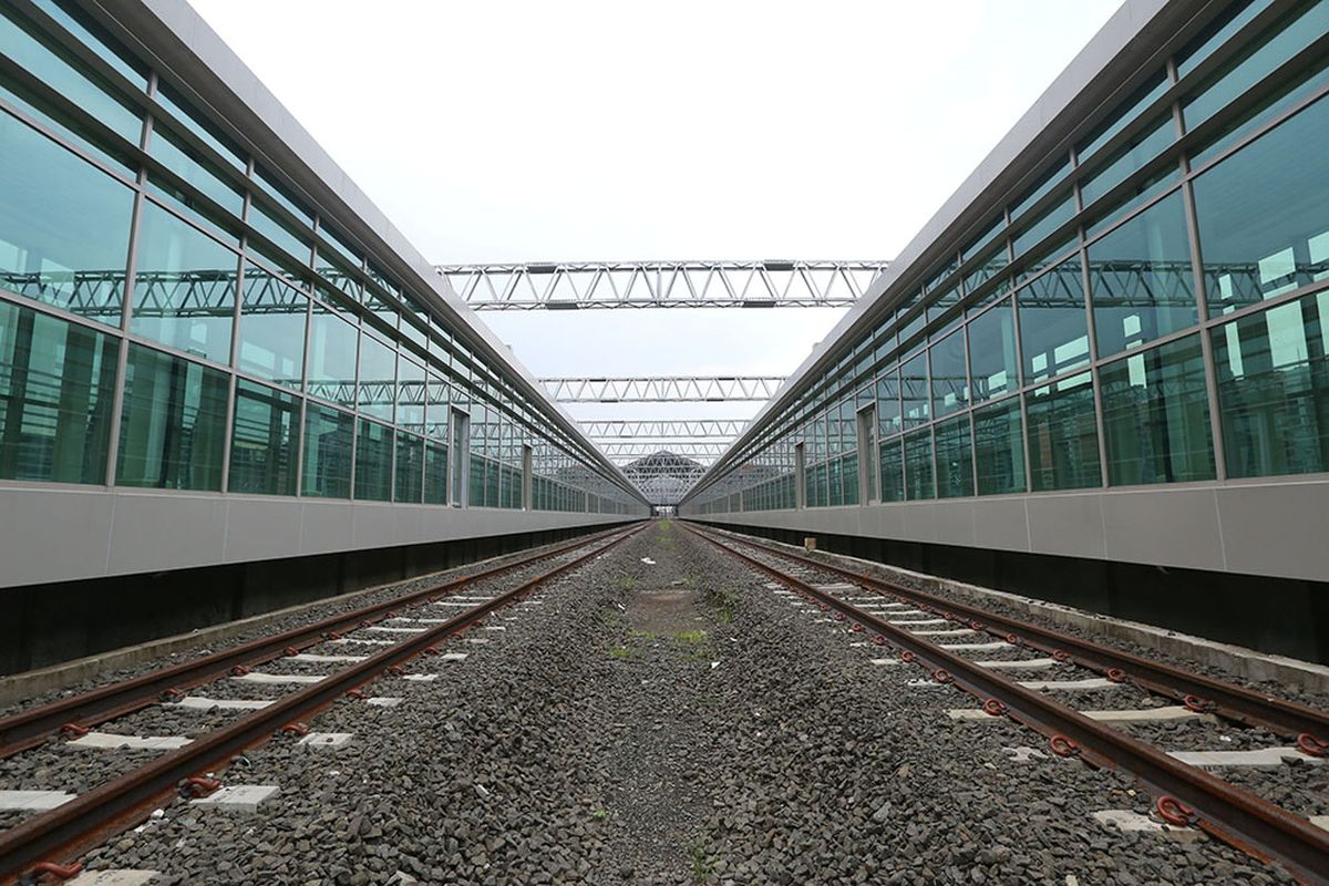 Proyek stasiun kereta di Bandara Soekarno Hatta, Tangerang, Rabu (12/4/2017). Pembangunan stasiun kereta Bandara Soekarno-Hatta sudah rampung sekitar 90 persen dan diperkirakan akan mulai beroperasi dipertengahan tahun 2017.