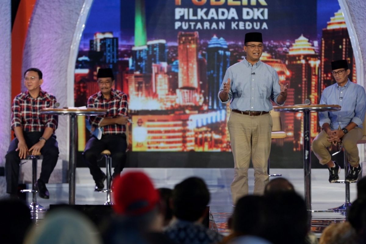 Kandidat calon gubernur dan wakil gubernur DKI Jakarta nomor urut 2, Basuki Tjahaja Purnama dan Djarot Saiful Hidayat serta pasangan kandidat nomor urut 3, Anies Baswedan dan Sandiaga Uno saat Debat Publik Pilkada DKI Jakarta Putaran Kedua yang diselenggarakan Komisi Pemilihan Umum Daerah DKI Jakarta di Hotel Bidakara, Jakarta, Rabu (12/4/2017). Pemungutan suara Pilkada DKI Jakarta putaran kedua akan dilaksanakan 19 April 2017 mendatang.