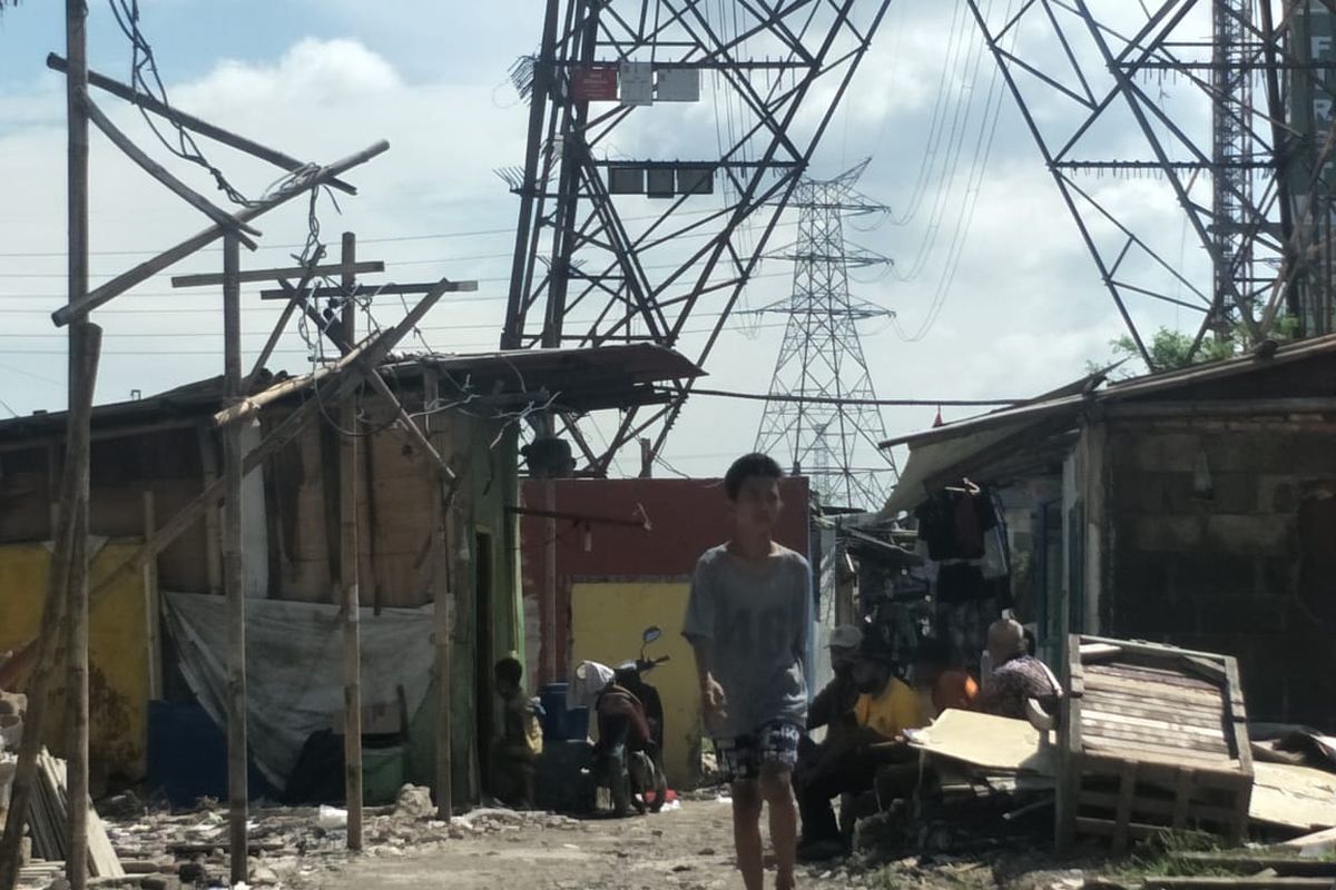 Suasana warga Kebun Bayam yang masih bertahan di sekitar Jakarta Internasional Stadium, Papanggo, Tanjun Priok, Jakarta Utara, Kamis (11/2/2021).