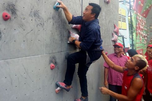 Kunjungi Lokasi Pelatnas, Menpora Jajal Panjat Tebing