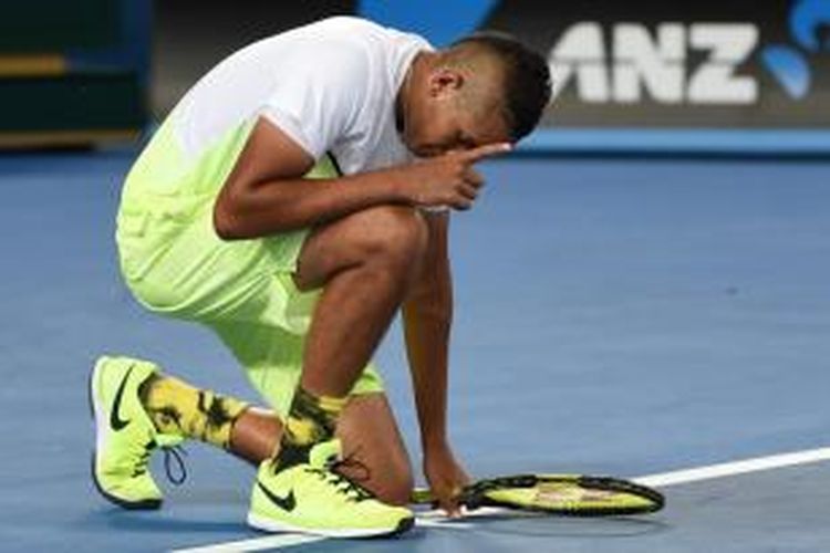 Petenis Australia, Nick Kyrgios, bereaksi setelah memenangi laga mealwan petenis Argentin, Federico Delbonis, pada babak pertama Australia Terbuka di Melbourne Park, Senin (19/1/2015).