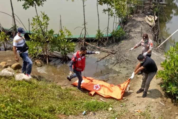Polisi mengevakuasi penemuan mayat tanpa identitas yang ditemukan warga di areal tambak sekitar Jalingkut Brebes-Tegal, Jumat (18/3/2022).
