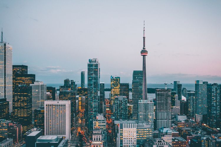 Ilustrasi pemandangan CN Tower di Toronto, Kanada.