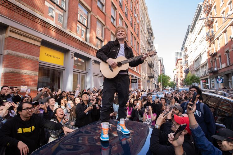 Potret Ed Sheeran dalam pertunjukan di New York.