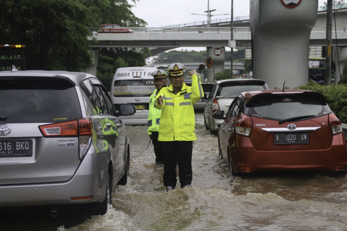 Tol Japek Masih Tergenang, Arus Balik ke Jakarta Dialihkan Keluar Tol