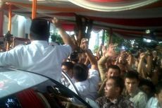 Prabowo Tinggalkan Rumah Polonia dengan Mengepalkan Tangan ke Atas