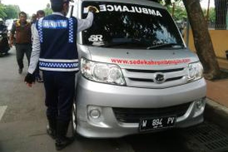 Mobil ambulan di seberang RSU dr Soetomo digembosi karena parkir sembarangan