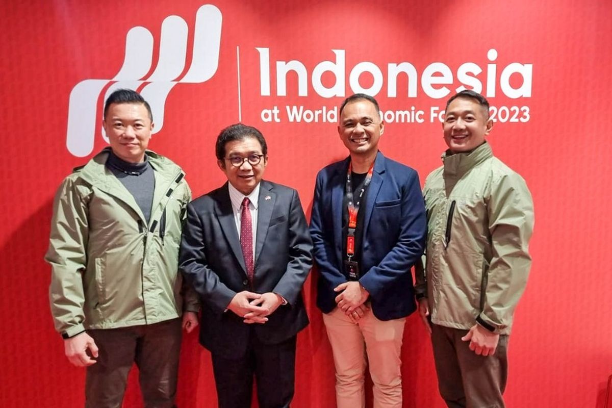 dari Kiri ke Kanan: Christian Sarsono CEO EIGER, Muliaman Hadad Dubes RI untuk Swiss dan Liechtenstein, Yasha Chatab Director of International Business & Government Relations - WIR Group, Riadi Suwarno Marketing General Manager EIGER,