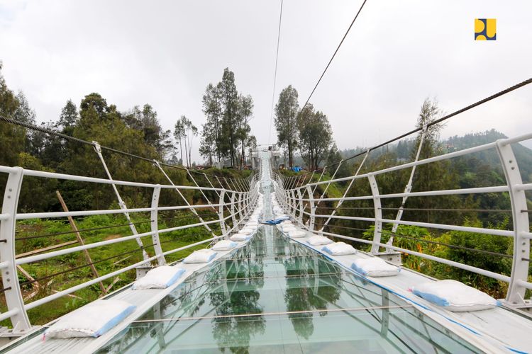 Jembatan Kaca Seruni Point di Kawasan Bromo-Tengger-Semeru (BTS) saat menjalani uji beban, pada Sabtu (17/12/2022).