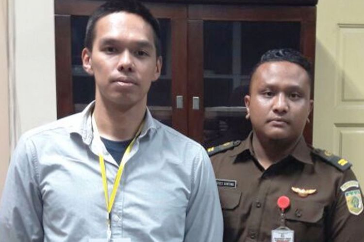 Satu dari empat tersangka dugaan korupsi di Bapemas Provinsi Sumut ditahan Kejati Sumut karena diduga korupsi, Senin (10/7/2017)